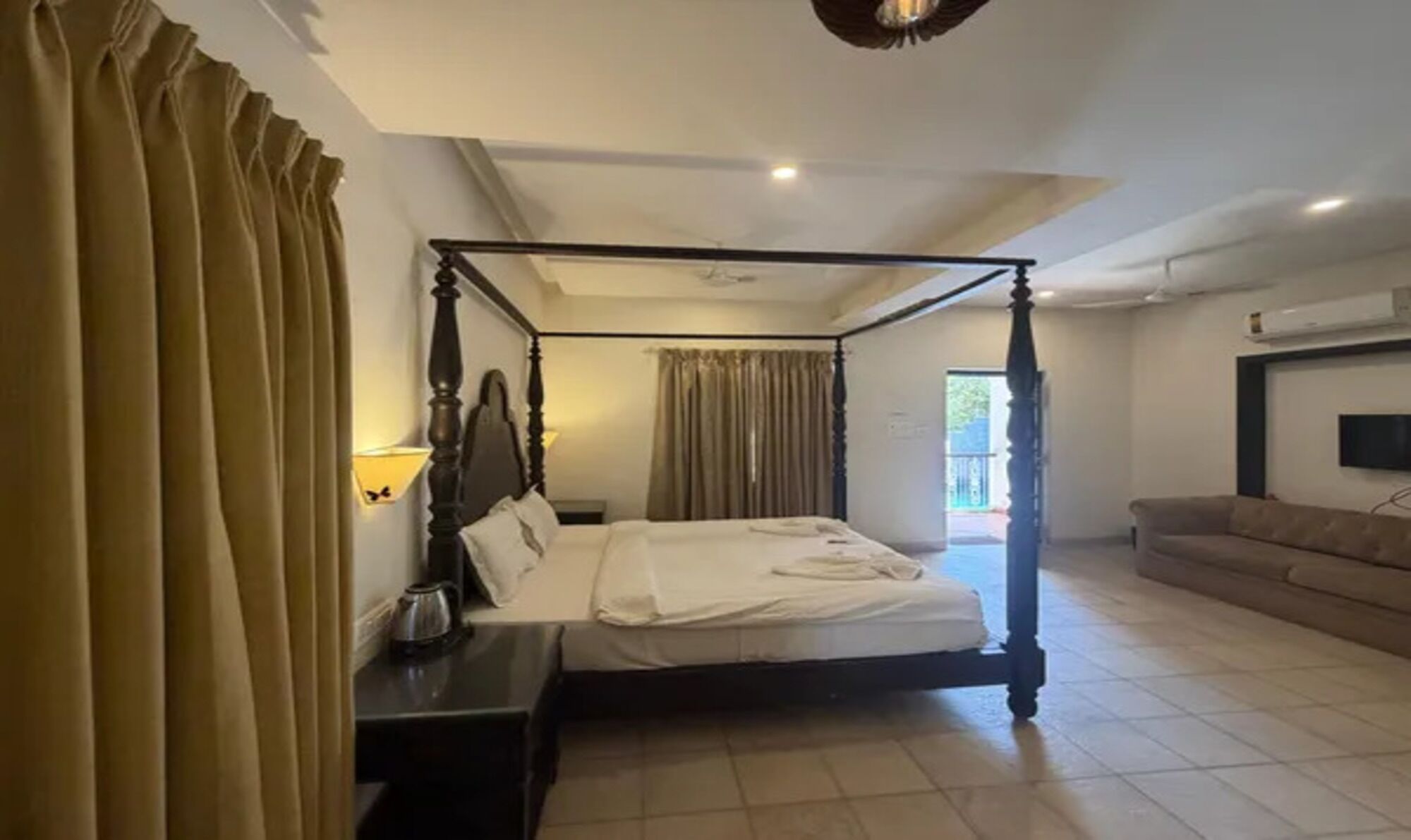 Egyptian cotton sheets, premium bedding, in-room safe, free WiFi