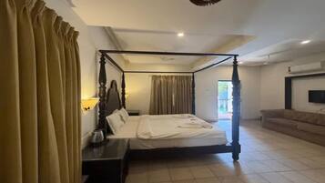 Egyptian cotton sheets, premium bedding, in-room safe, free WiFi