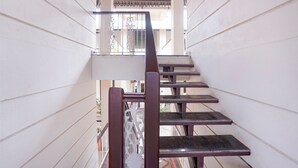 Eine Treppe mit Metallgeländer und Blick ins Freie.