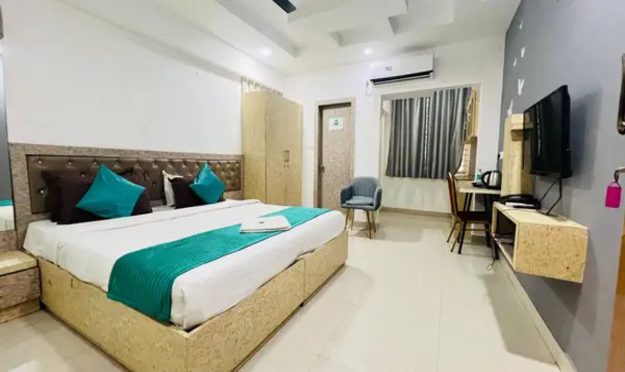 Egyptian cotton sheets, premium bedding, in-room safe, free WiFi