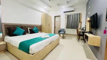 Egyptian cotton sheets, premium bedding, in-room safe, free WiFi