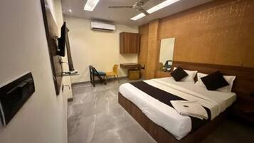 Luxury Suite | Egyptian cotton sheets, premium bedding, in-room safe, free WiFi