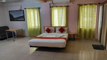 Deluxe Room | Egyptian cotton sheets, premium bedding, in-room safe, free WiFi
