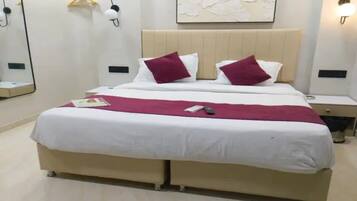Deluxe Room | Egyptian cotton sheets, premium bedding, in-room safe, free WiFi