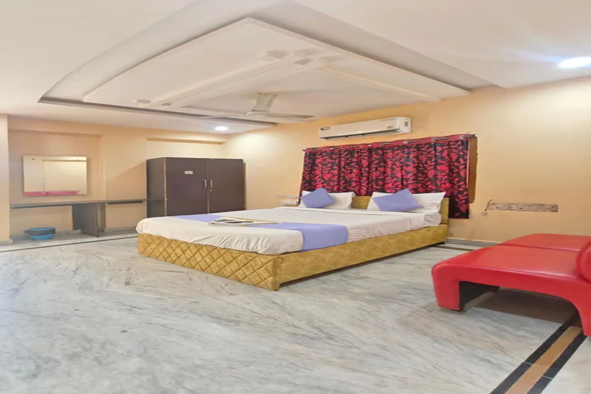 Egyptian cotton sheets, premium bedding, in-room safe, free WiFi