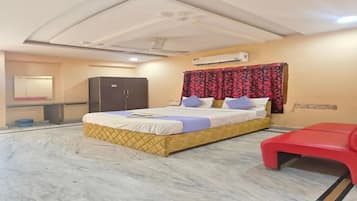 Egyptian cotton sheets, premium bedding, in-room safe, free WiFi