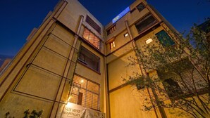 En flervåningsbyggnad med skyltar för ”Sun Mart Hospitality” och ”Tab Hotels”.