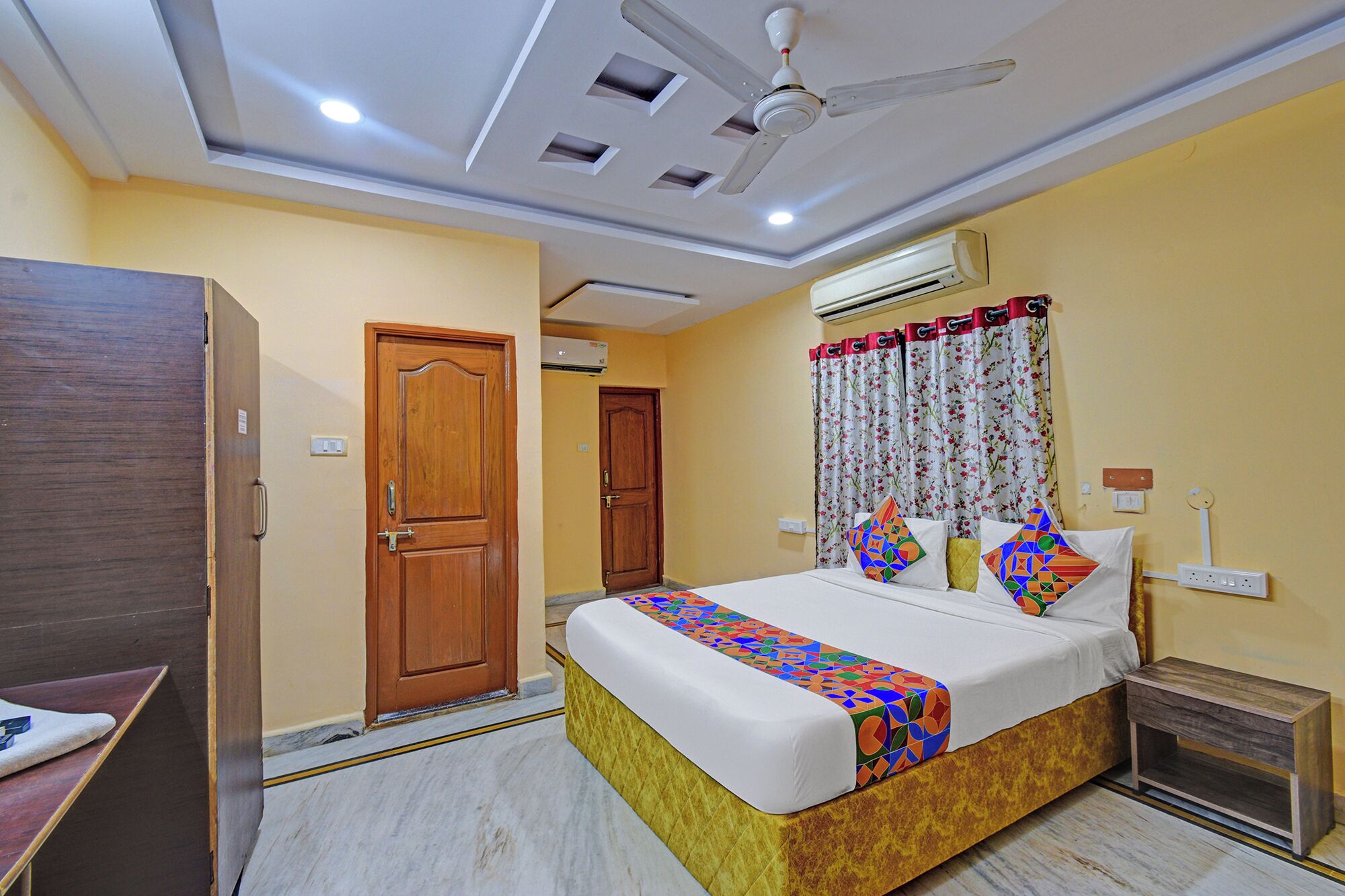 Egyptian cotton sheets, premium bedding, in-room safe, free WiFi