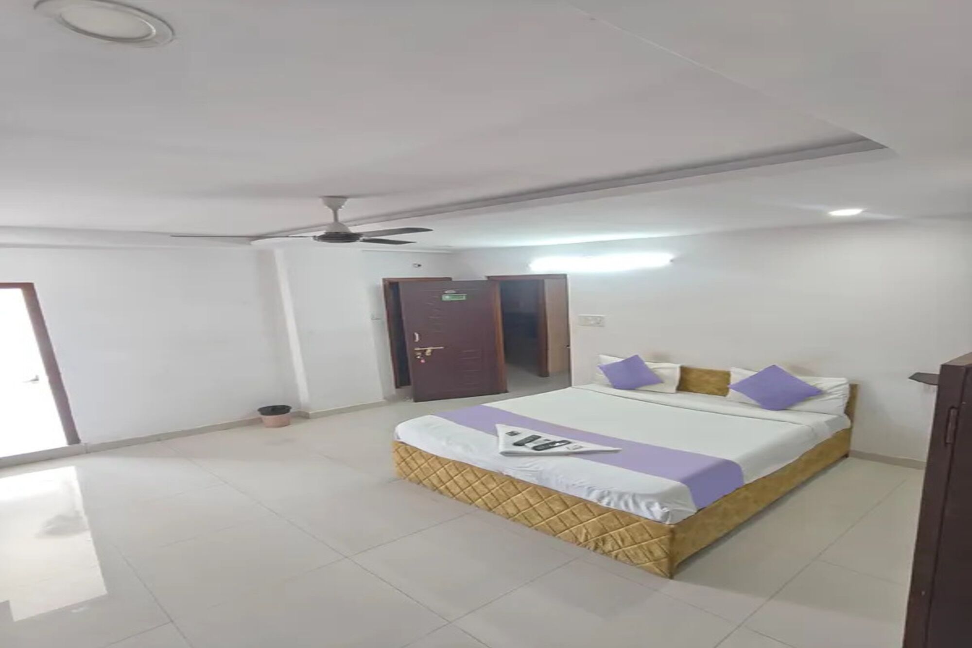 Egyptian cotton sheets, premium bedding, in-room safe, free WiFi
