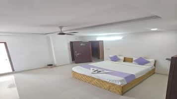 Egyptian cotton sheets, premium bedding, in-room safe, free WiFi