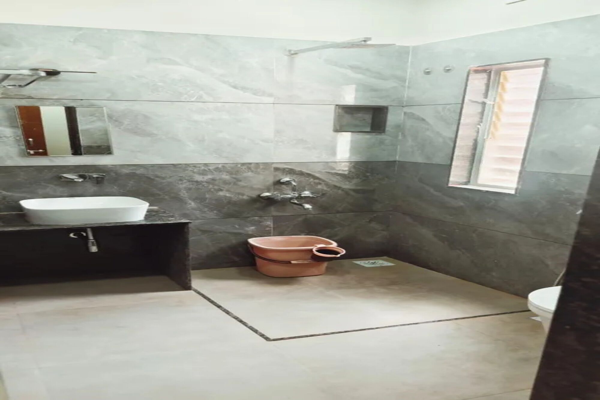 Deluxe Room | Bathroom | Shower, rainfall showerhead, free toiletries, towels