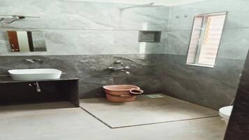 Deluxe Room | Bathroom | Shower, rainfall showerhead, free toiletries, towels