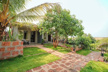 Garden. Fabhotel Nakshtra Resort