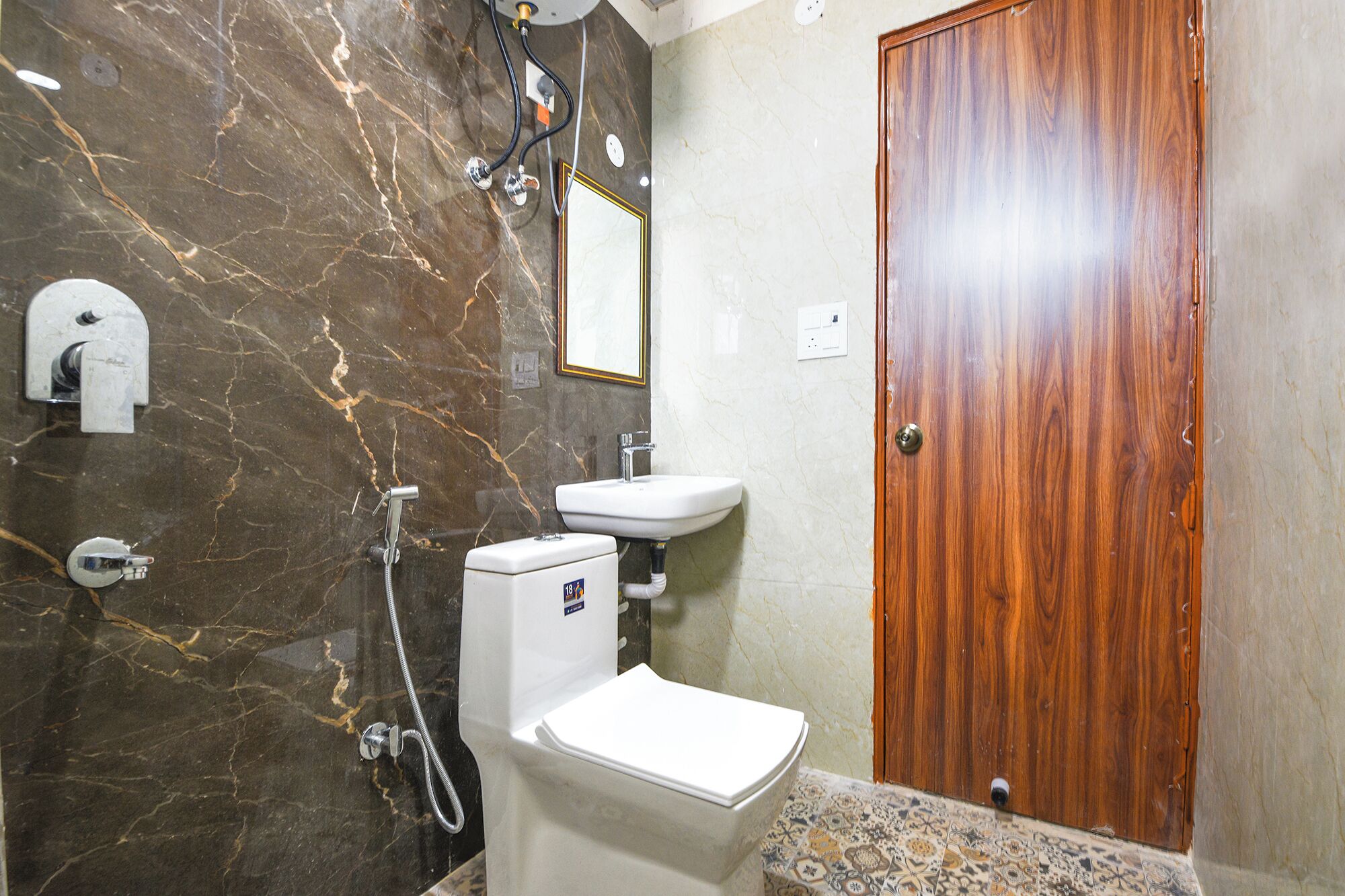 Shower, rainfall showerhead, free toiletries, towels