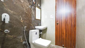 Shower, rainfall showerhead, free toiletries, towels