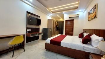 Egyptian cotton sheets, premium bedding, in-room safe, free WiFi
