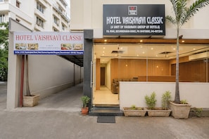 Esterno dell'Hotel Vaishnavi Classic, con insegna e ingresso.