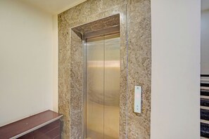 Elevator - Fabhotel Prime The Kartar Tower (Bhopal)