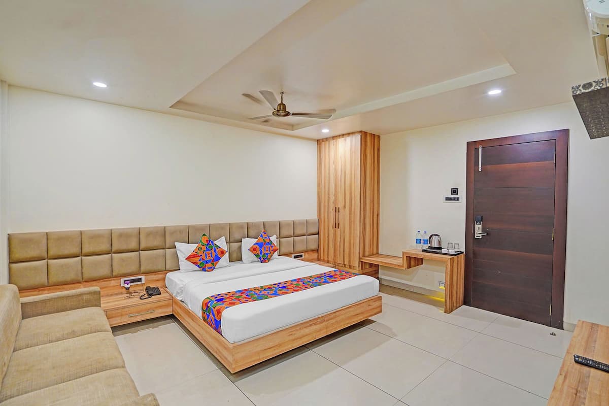 Une chambre à coucher comprenant un lit, une table de chevet, une armoire et une porte.