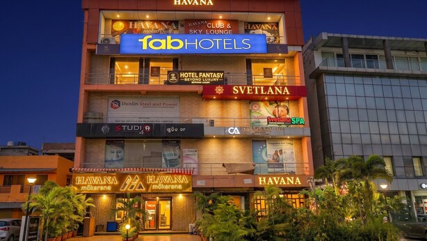 Edifici de diversos pisos amb senyalització per 'Havana Club & Sky Lounge', 'fabHOTELS', 'Hotel Fantasy Beyond Luxury', 'Svetlana Spa' i 'Havana Mokerena'.