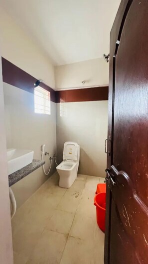 Habitación Premium | Baño | Regadera, regadera tipo lluvia, amenidades de baño gratuitas, toallas 