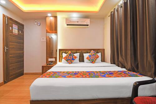 Egyptian cotton sheets, premium bedding, in-room safe, free WiFi
