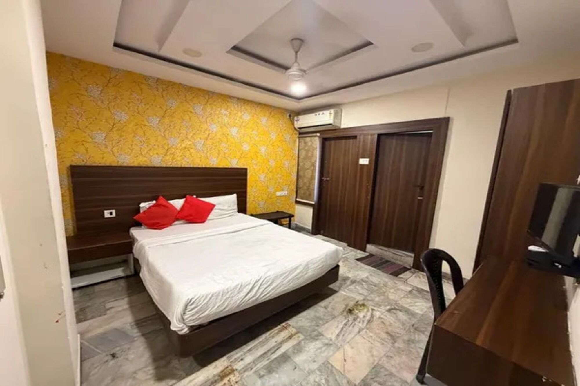 Egyptian cotton sheets, premium bedding, in-room safe, free WiFi
