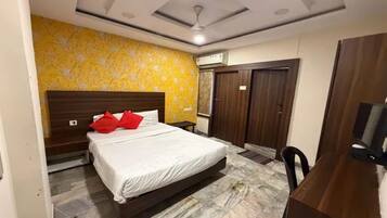 Egyptian cotton sheets, premium bedding, in-room safe, free WiFi
