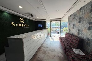 ฝ่ายต้อนรับ