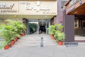 Property entrance - Fabhotel Srujana Stay Inn (Hyderabad)
