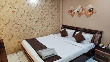 Deluxe Room | Egyptian cotton sheets, premium bedding, in-room safe, free WiFi