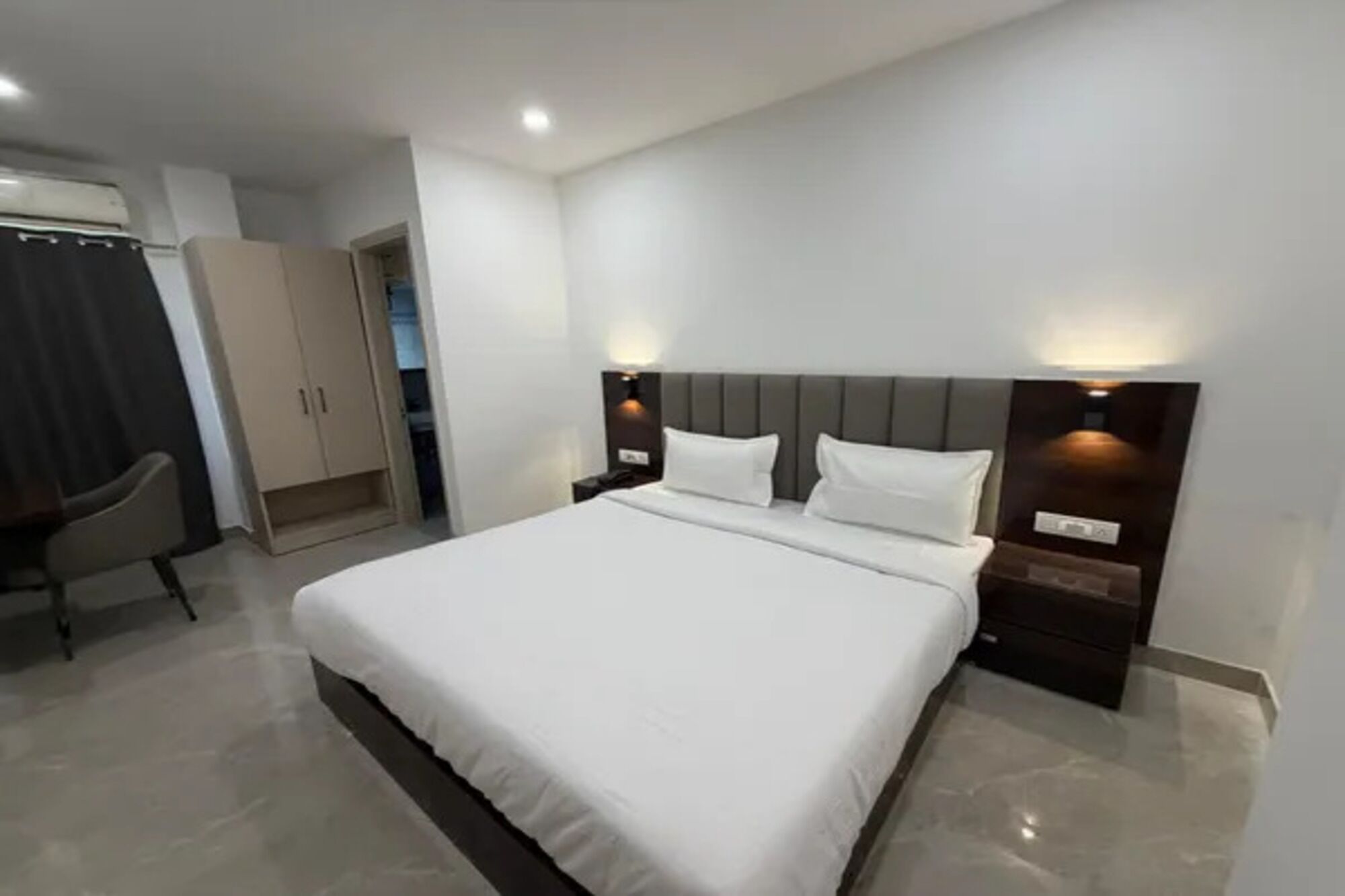 Egyptian cotton sheets, premium bedding, in-room safe, free WiFi