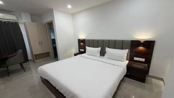Egyptian cotton sheets, premium bedding, in-room safe, free WiFi