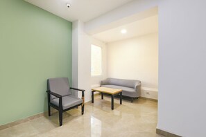 Lobby sitting area - Fabhotel Moro Gujranwala Town (New Delhi)