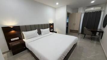 Egyptian cotton sheets, premium bedding, in-room safe, free WiFi