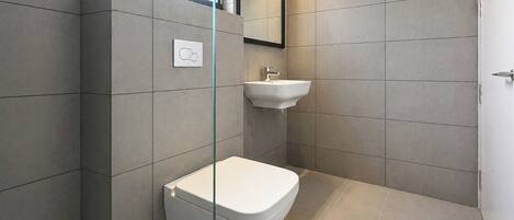 Shower, rainfall showerhead, free toiletries, towels
