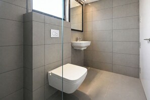 Shower, rainfall showerhead, free toiletries, towels - Fabhotel Moro Gujranwala Town (New Delhi)