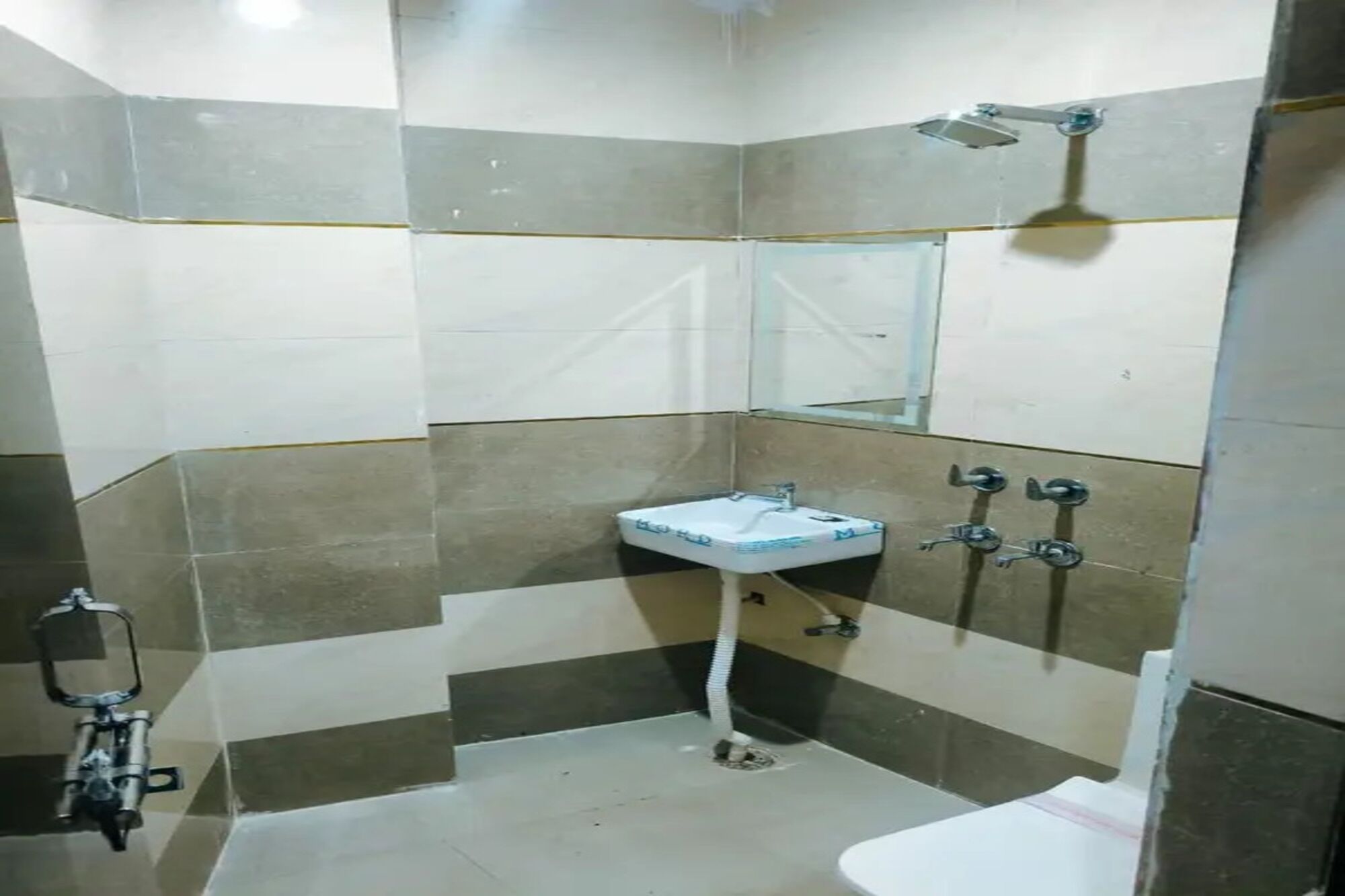Deluxe Room | Bathroom | Shower, rainfall showerhead, free toiletries, towels