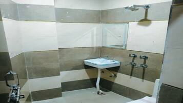 Deluxe kamer | Badkamer | Een douche, een regendouche, gratis toiletartikelen, handdoeken