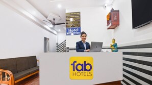 Una mesa de recepción de hotel con un letrero que indica 'Hotel Reception' y el logotipo de 'fab hotels'.