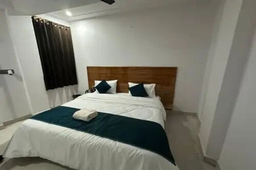 Fabhotel Royal Regency