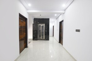 Lobby - Fabhotel Royal Regency (New Delhi)