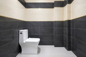 Shower, rainfall showerhead, free toiletries, towels - Fabhotel Royal Regency (New Delhi)