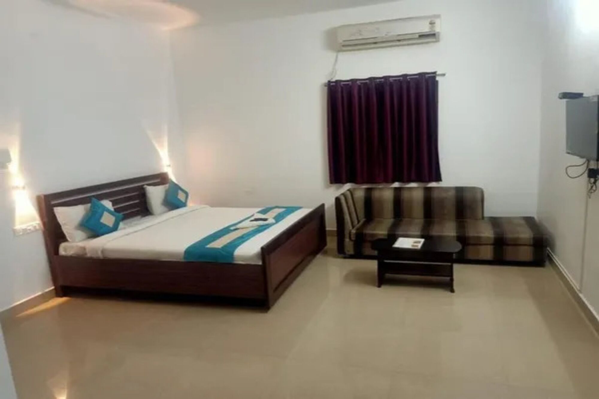 Kamar Deluks | Seprai katun Mesir, seprai premium, brankas, dan Wi-Fi gratis