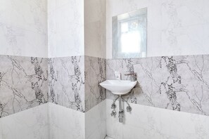 Een douche, een regendouche, gratis toiletartikelen, handdoeken