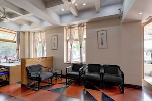 Lobby sitting area - Fabhotel Raj Inn (Hyderabad)