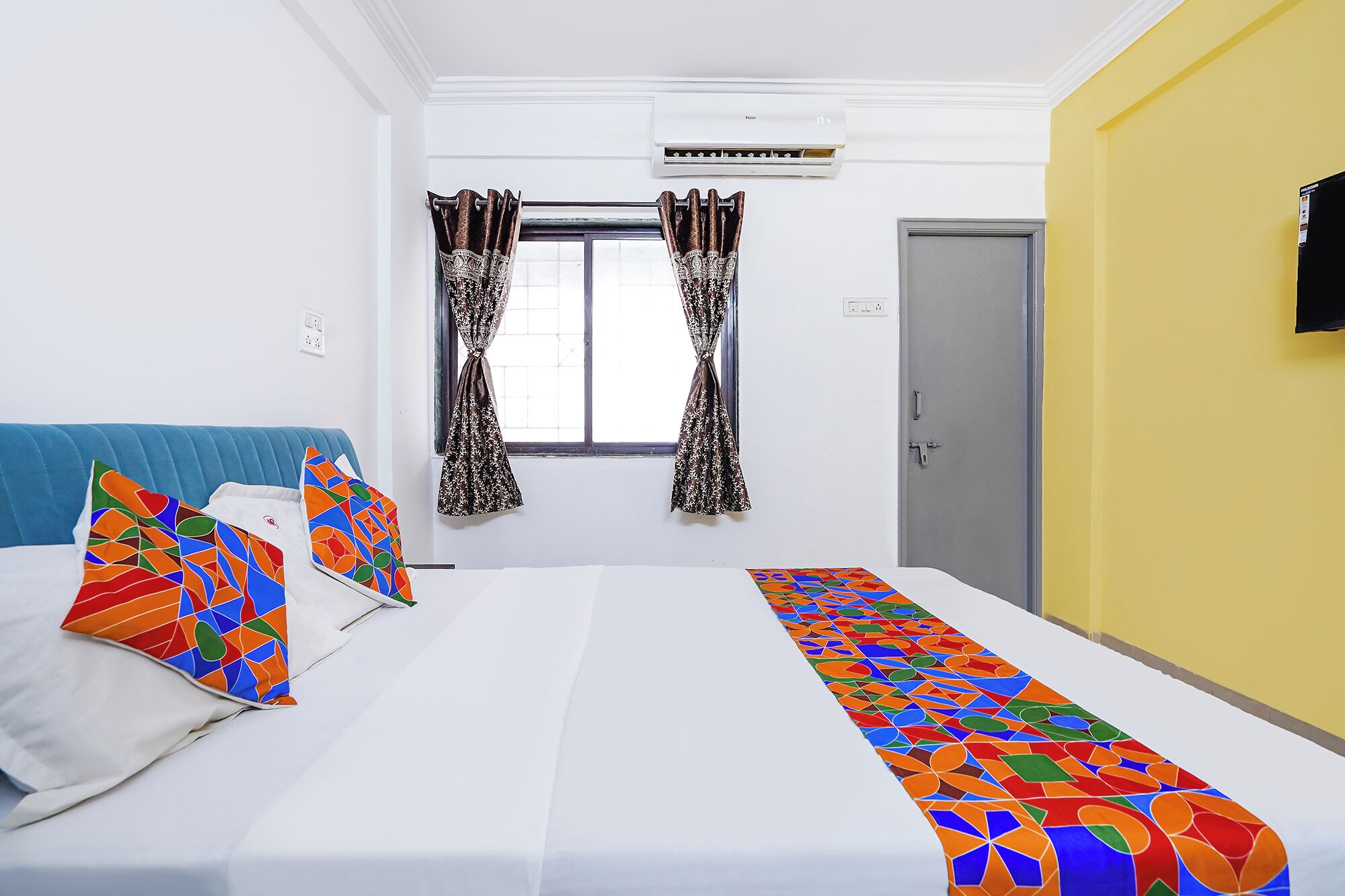 Egyptian cotton sheets, premium bedding, in-room safe, free WiFi