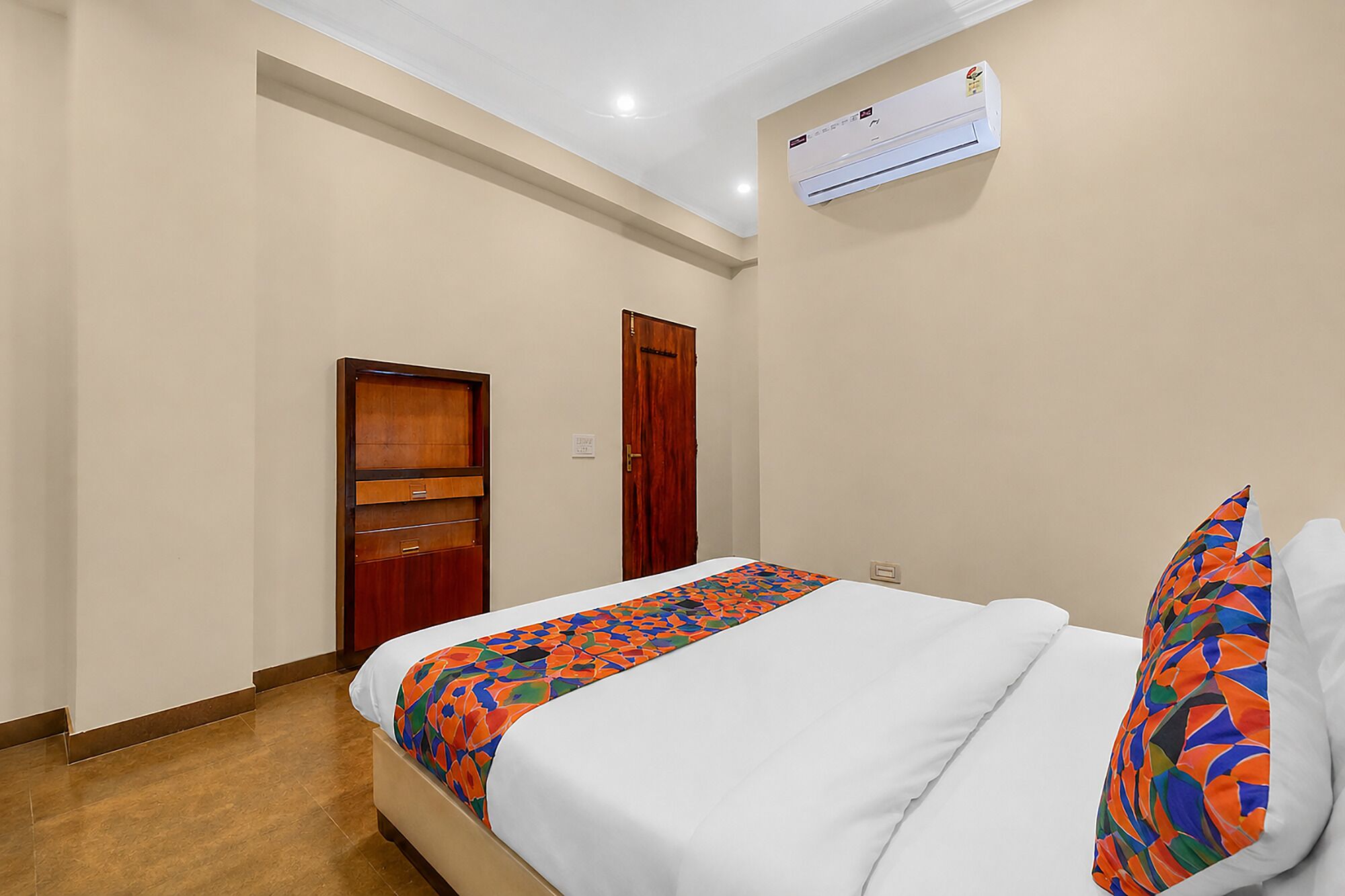 Kamar Deluks | Seprai katun Mesir, seprai premium, brankas, dan Wi-Fi gratis