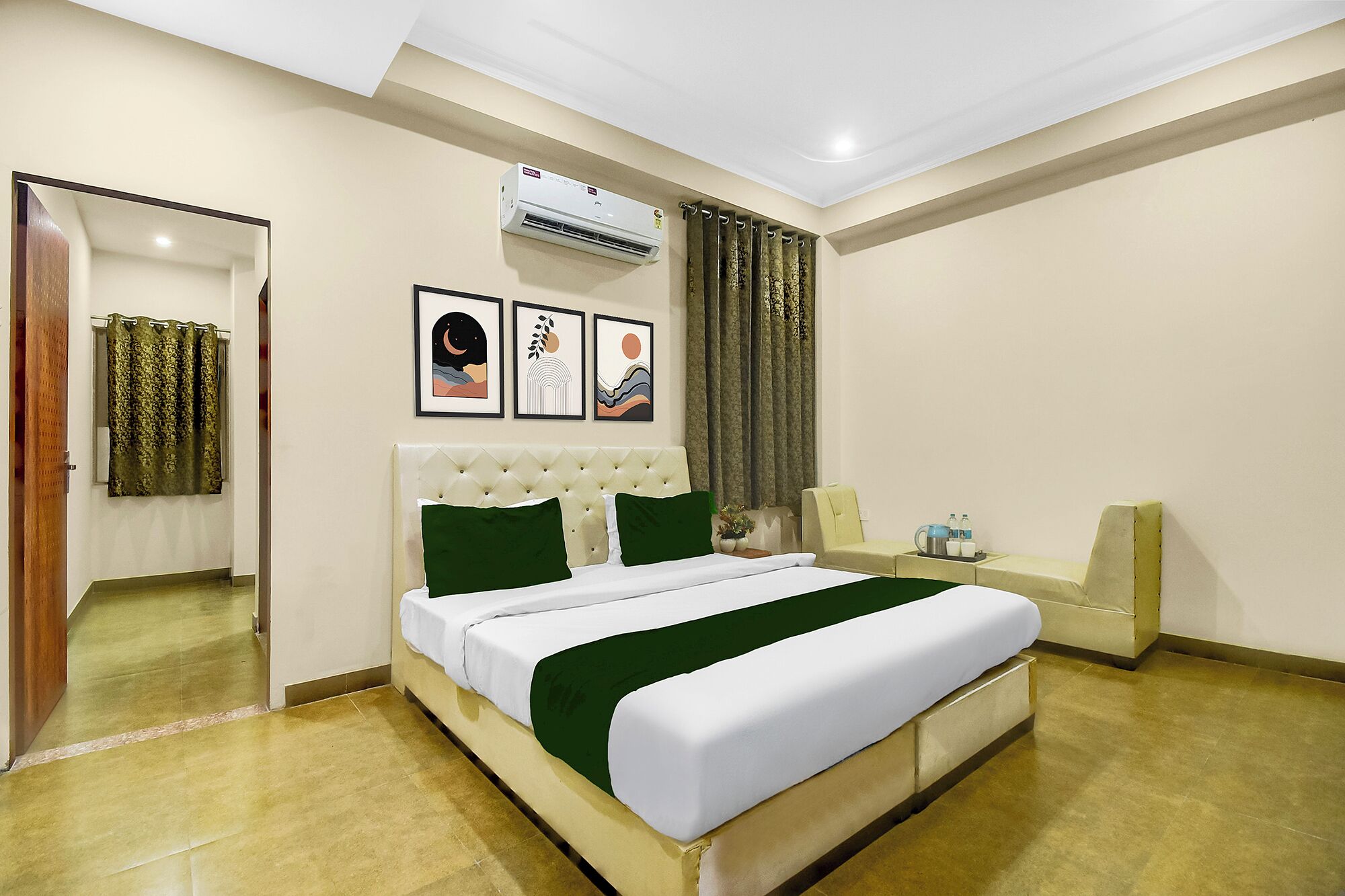 Egyptian cotton sheets, premium bedding, in-room safe, free WiFi