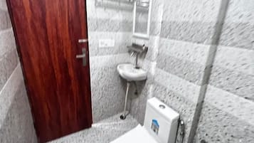 Shower, rainfall showerhead, free toiletries, towels
